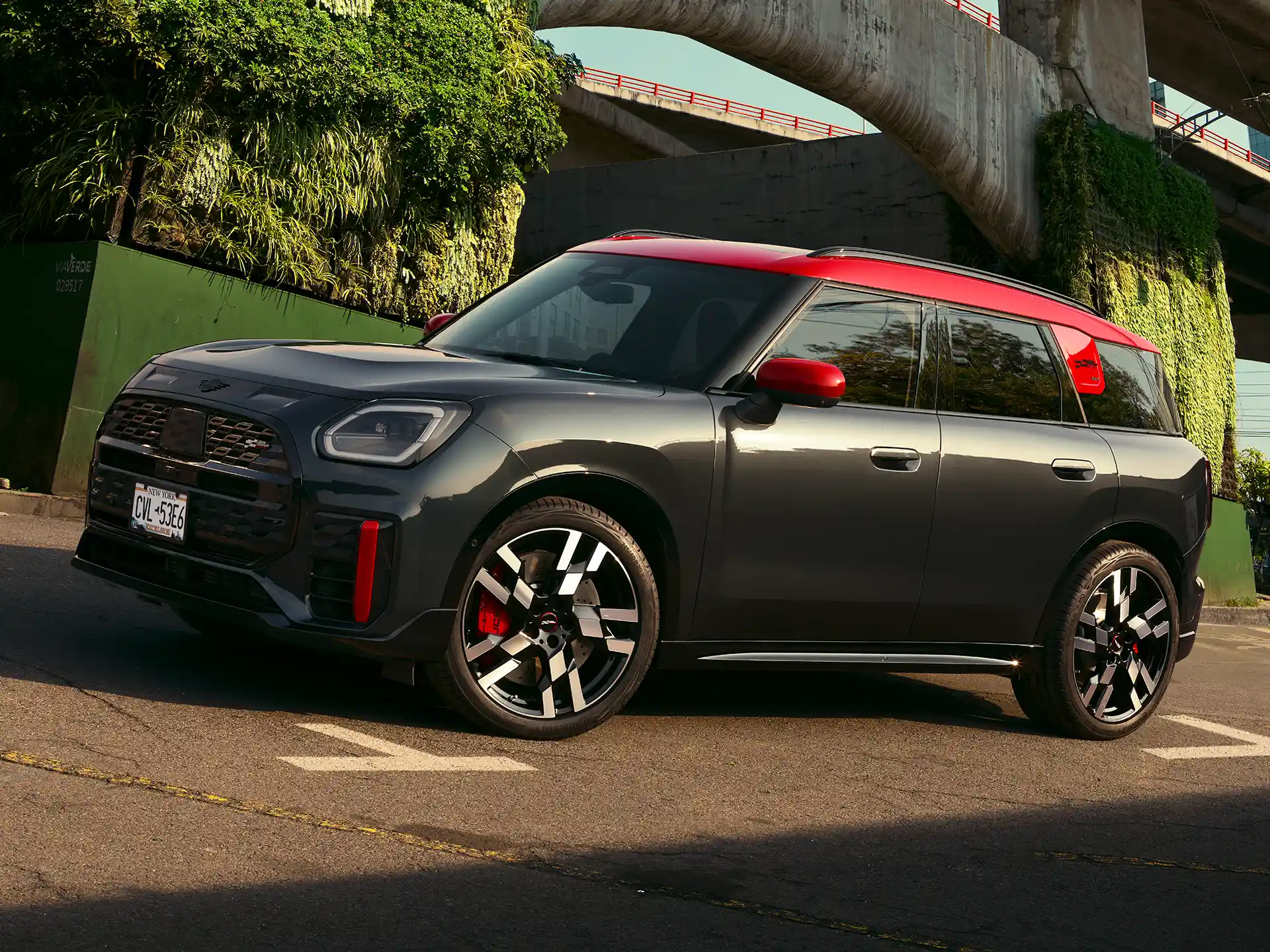 منظر جانبي للسيارة MINI John Cooper Works طراز - U25 JCW