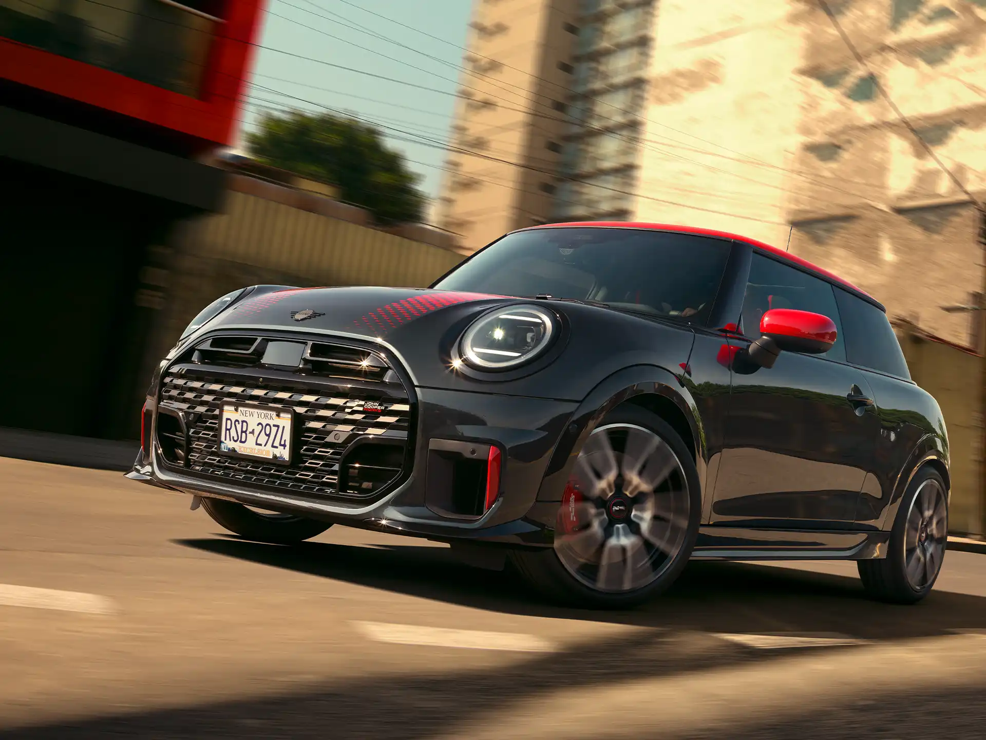منظر جانبي للسيارة MINI John Cooper Works طراز - F66 JCW