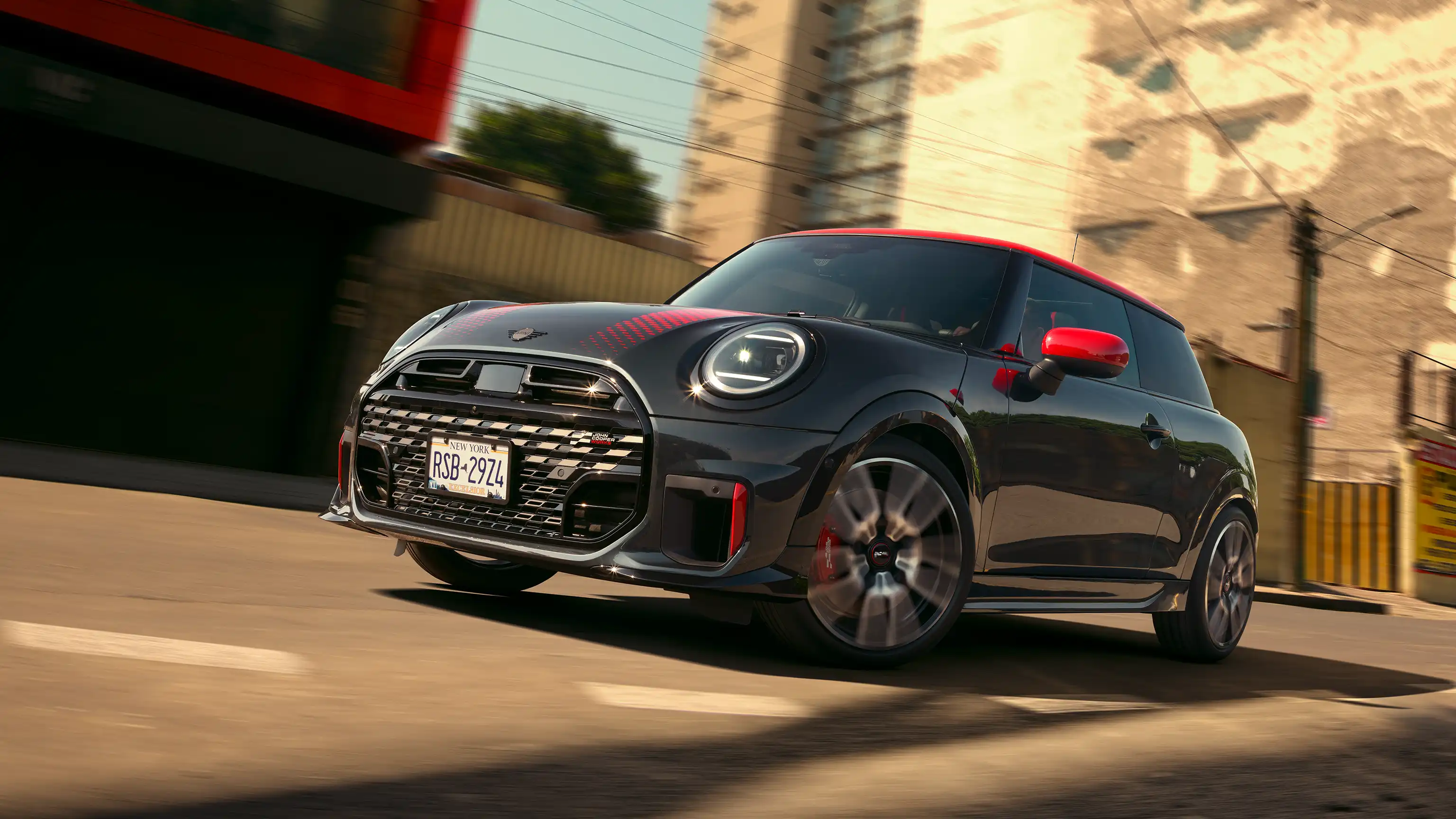 منظر جانبي للسيارة MINI John Cooper Works طراز - F66 JCW