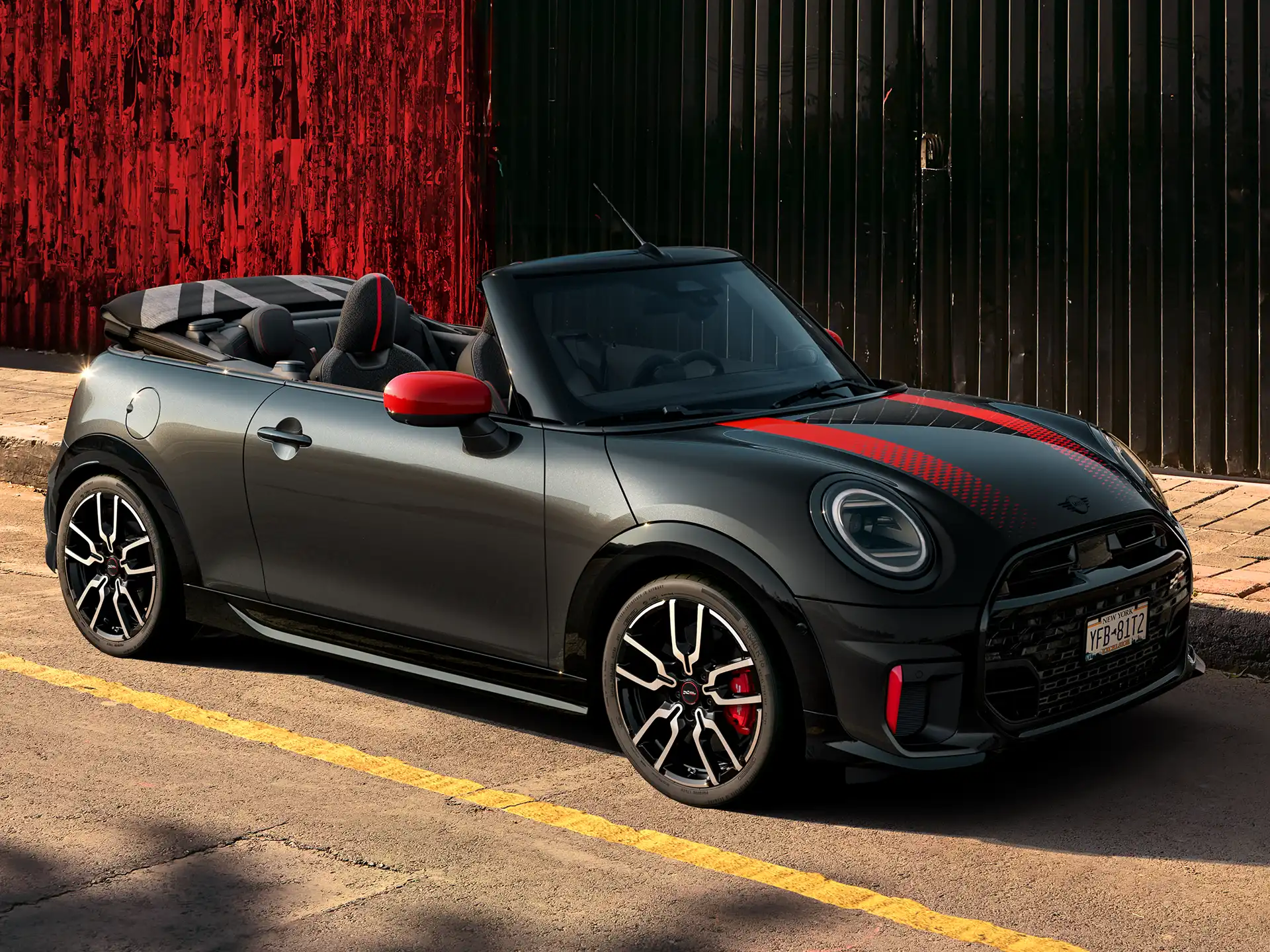 منظر جانبي للسيارة MINI John Cooper Works طراز - F67 JCW