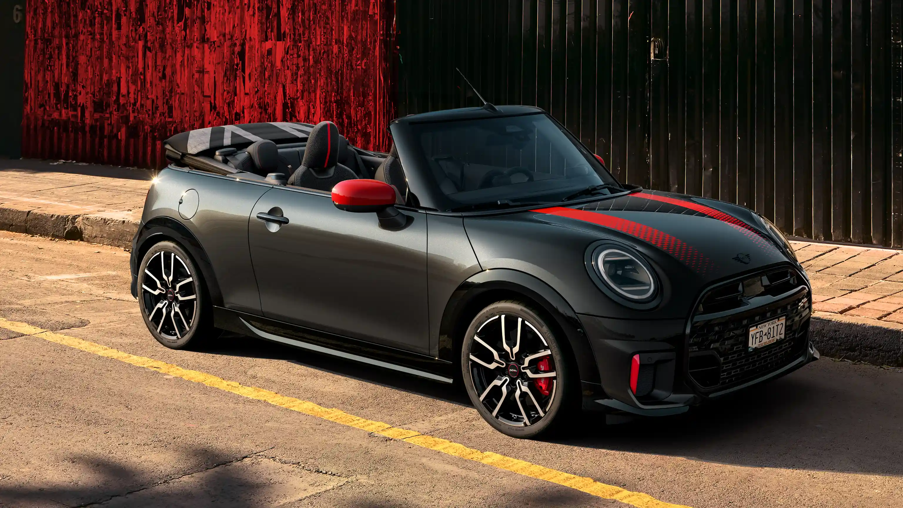 منظر جانبي للسيارة MINI John Cooper Works طراز - F67 JCW