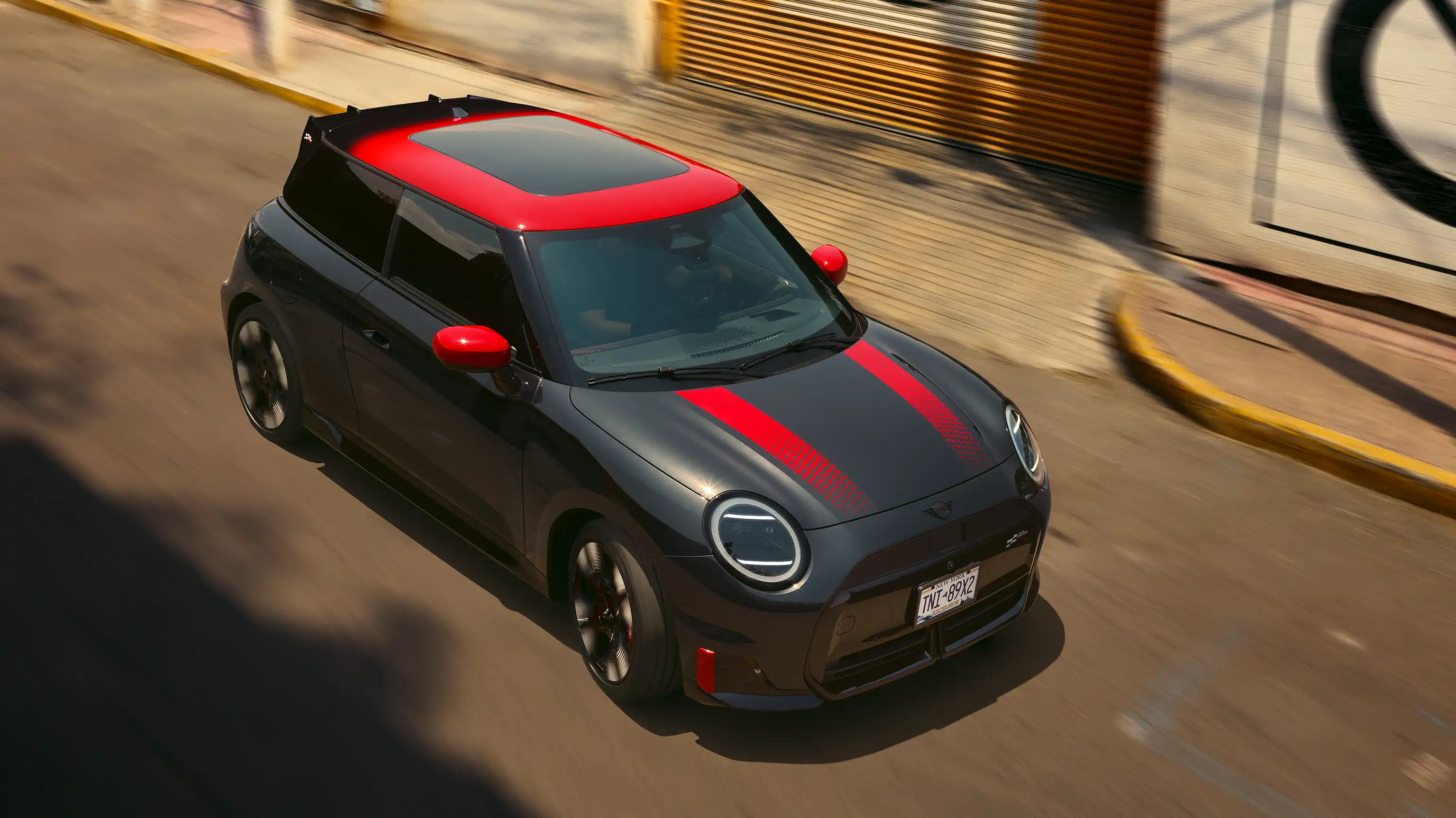 منظر علوي للسيارة MINI John Cooper Works طراز - J01 JCW