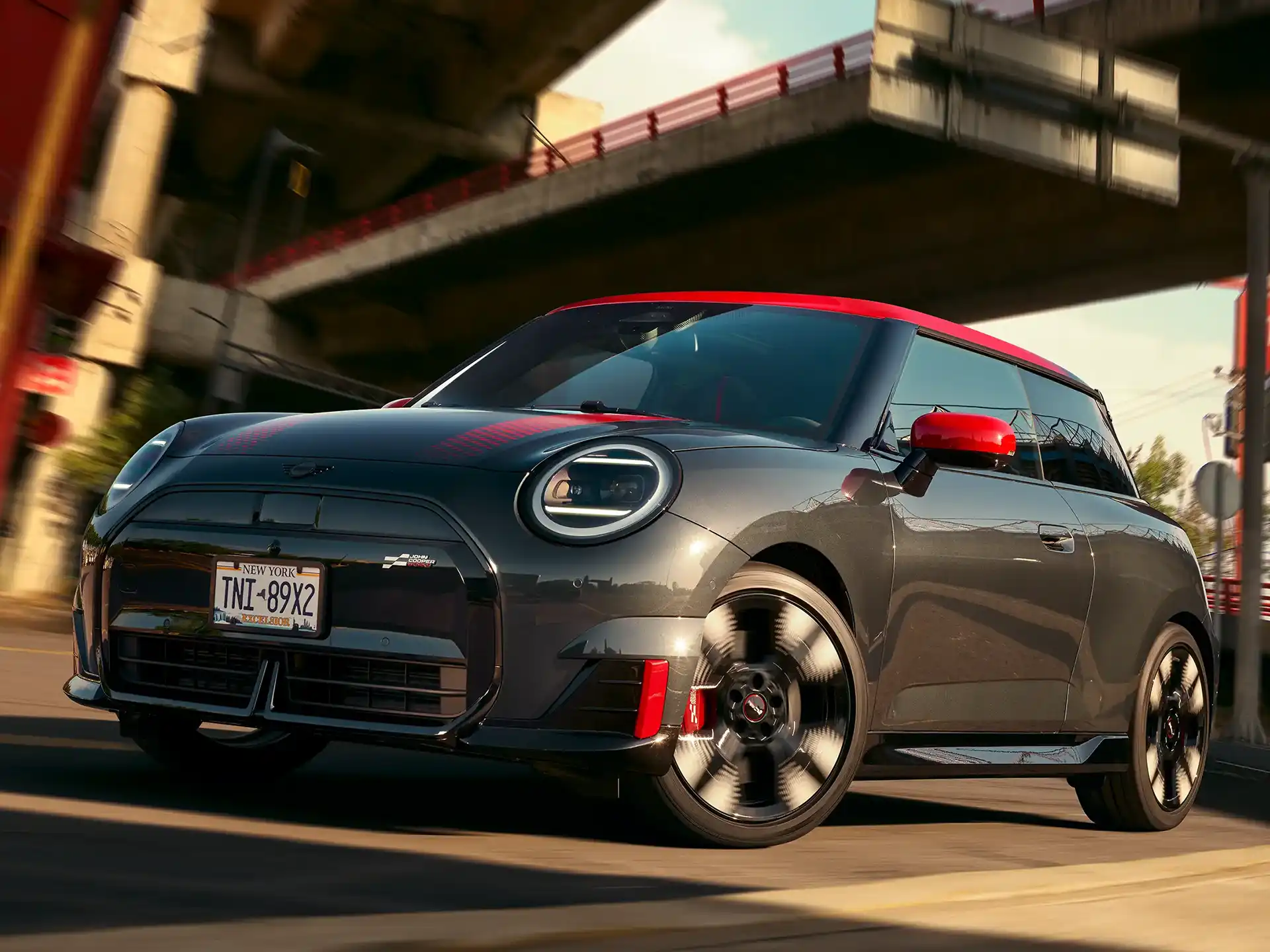 منظر جانبي للسيارة MINI John Cooper Works طراز - J01 JCW