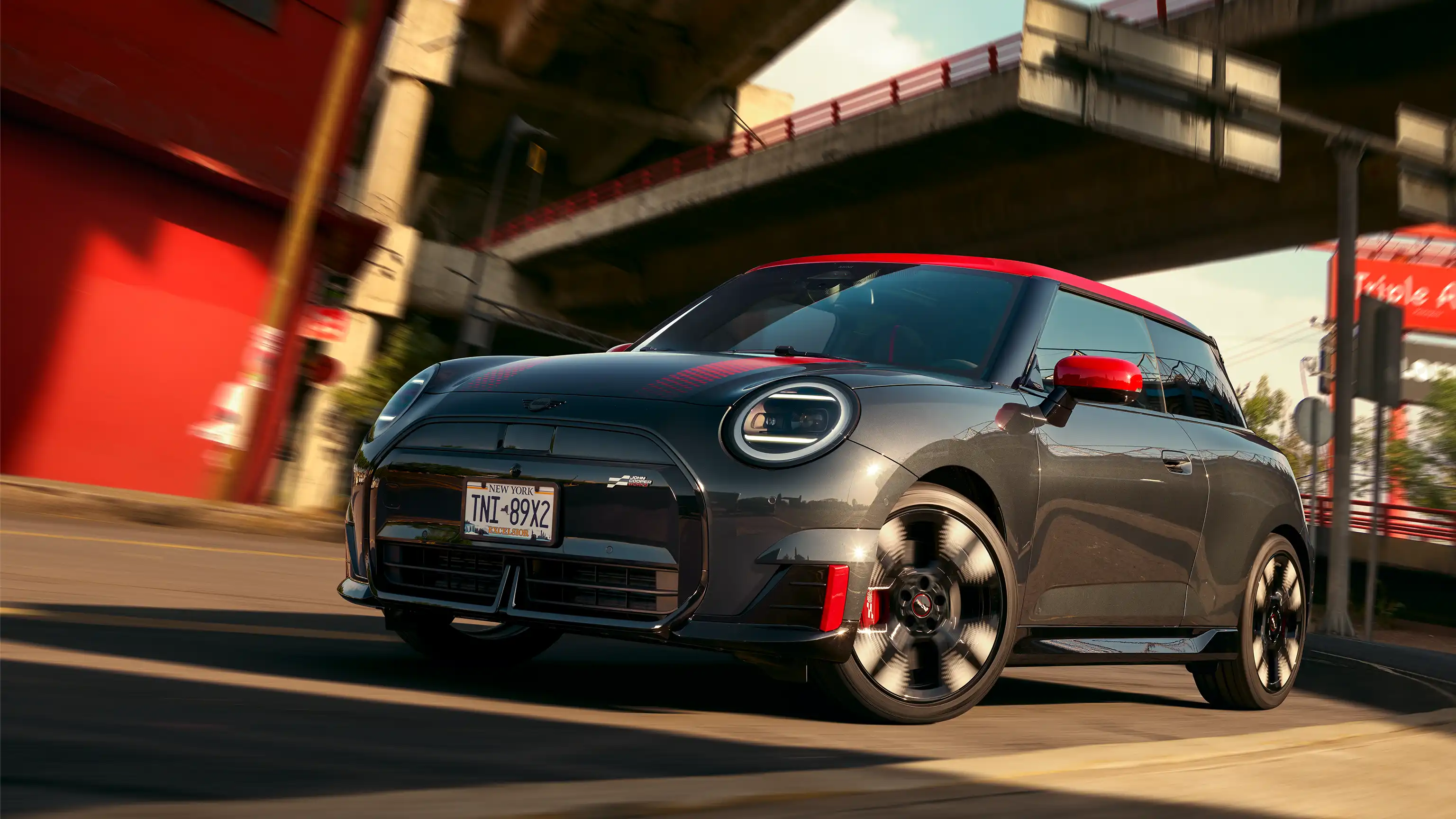 منظر جانبي للسيارة MINI John Cooper Works طراز - J01 JCW