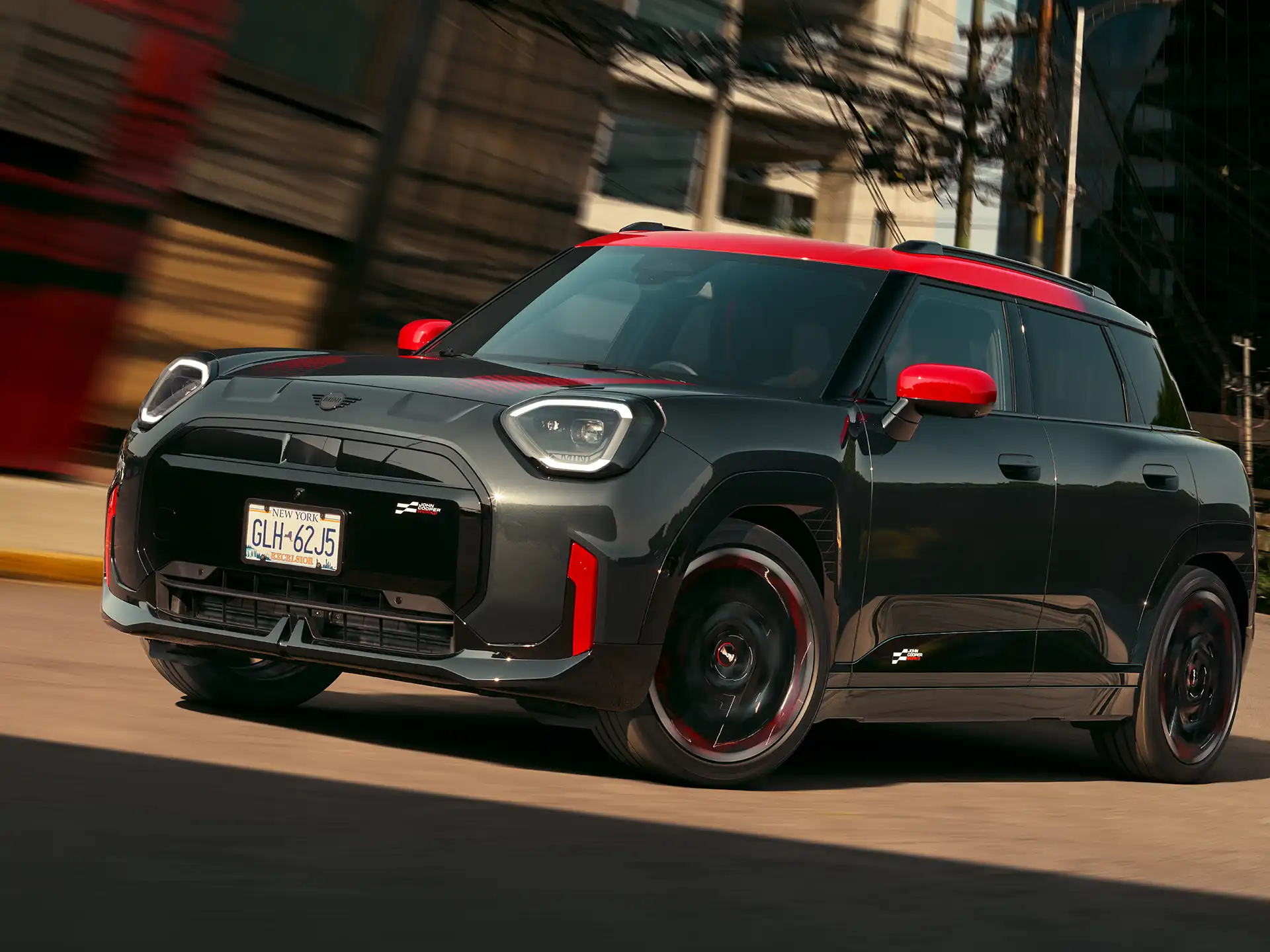 منظر جانبي للسيارة MINI John Cooper Works طراز - J05 JCW