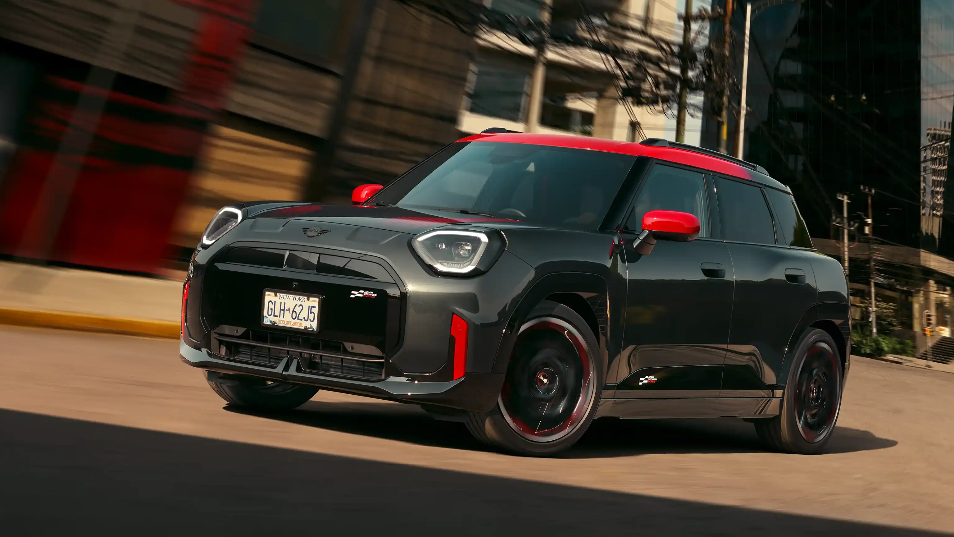 منظر جانبي للسيارة MINI John Cooper Works طراز - J05 JCW