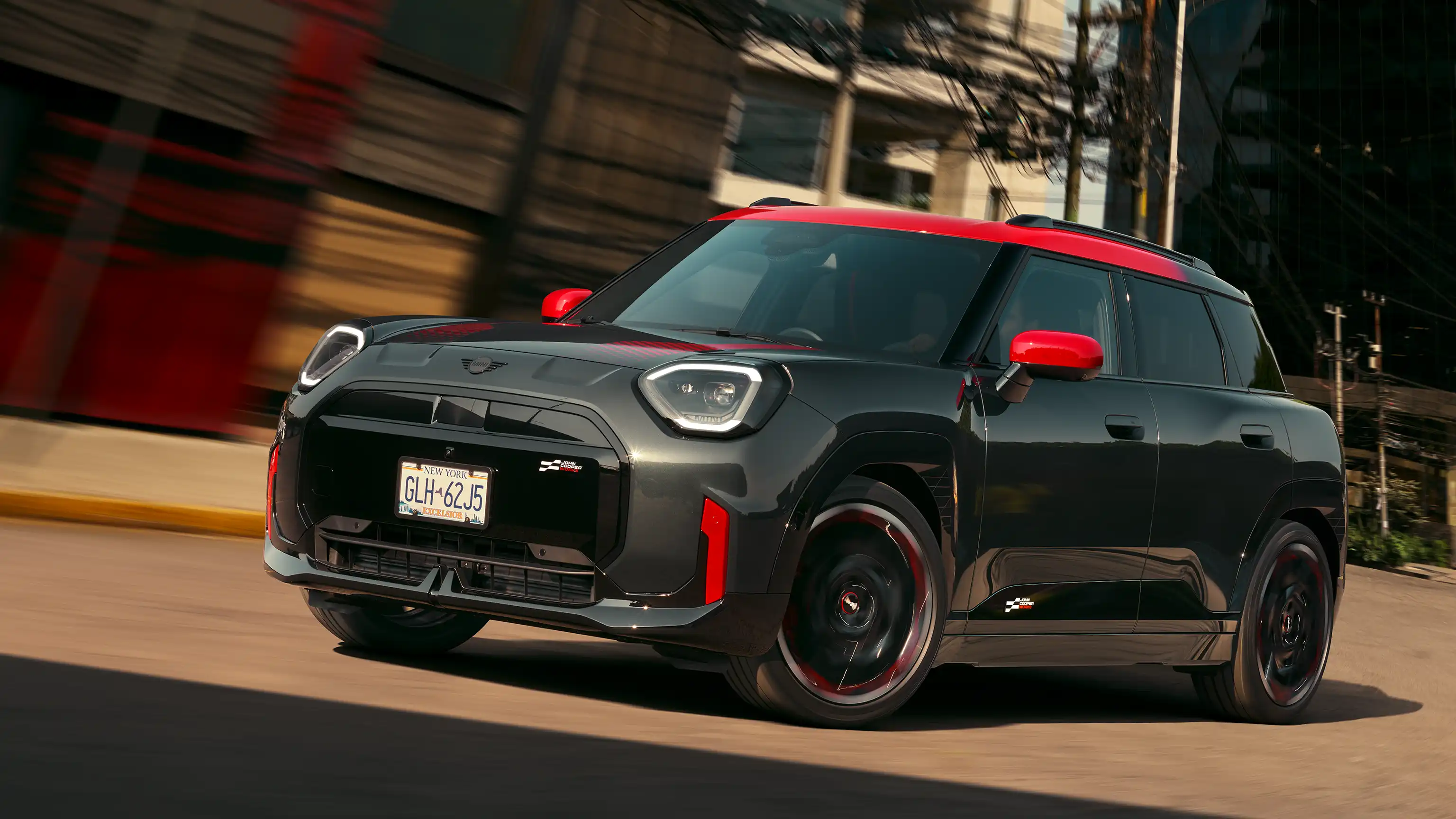 منظر جانبي للسيارة MINI John Cooper Works طراز - J05 JCW