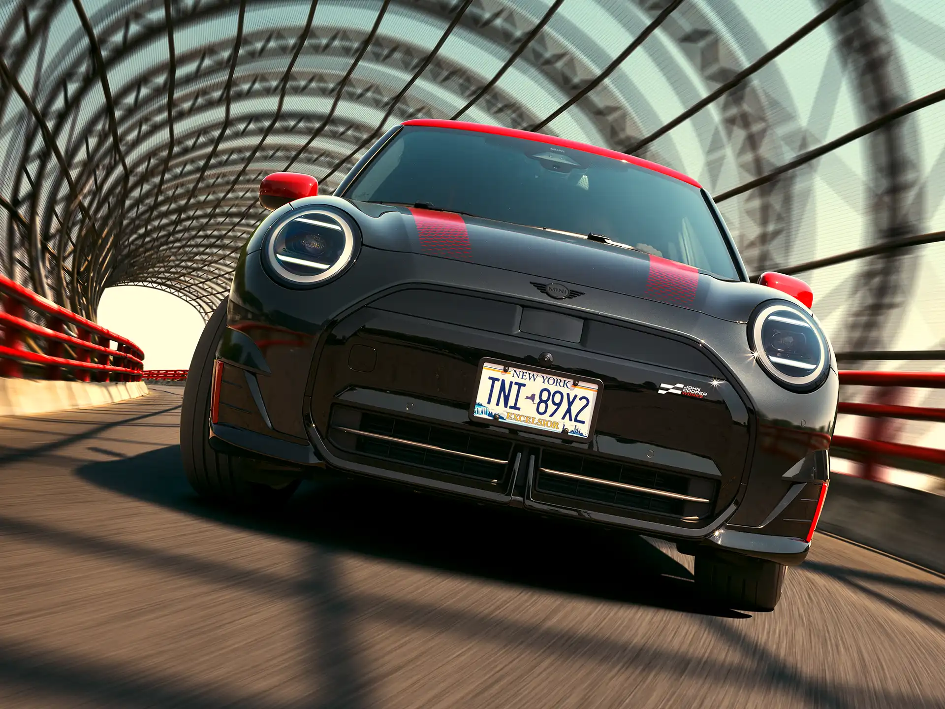 منظر أمامي للسيارة MINI John Cooper Works - أداء الطراز JCW 