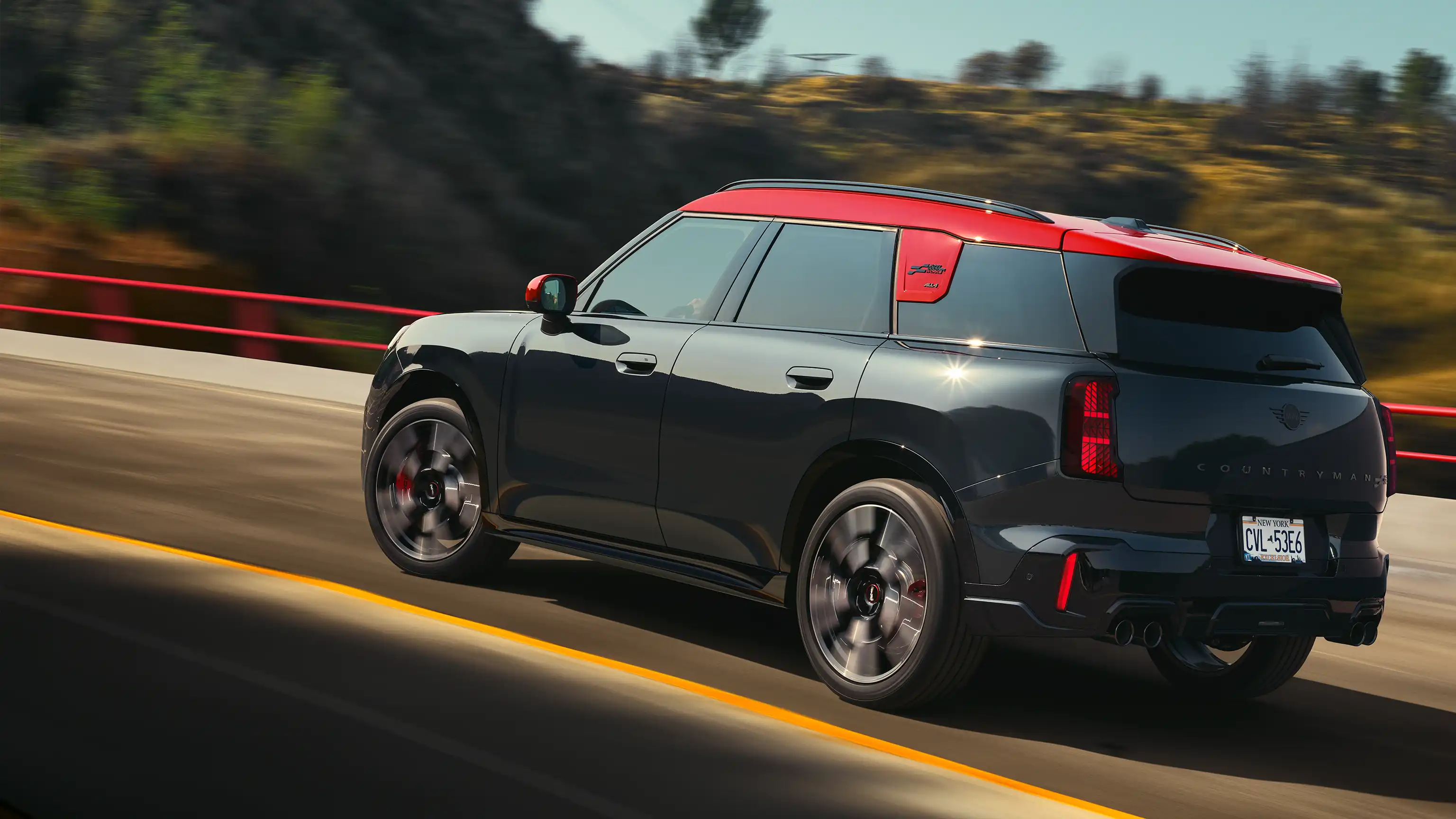 منظر جانبي للسيارة MINI John Cooper Works طراز - U25 JCW