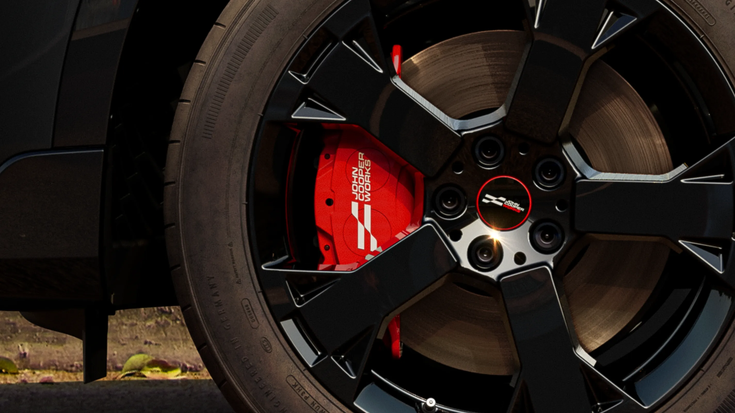 السيارة MINI John Cooper Works - المكابح العالية الأداء لطراز U25 JCW Performance