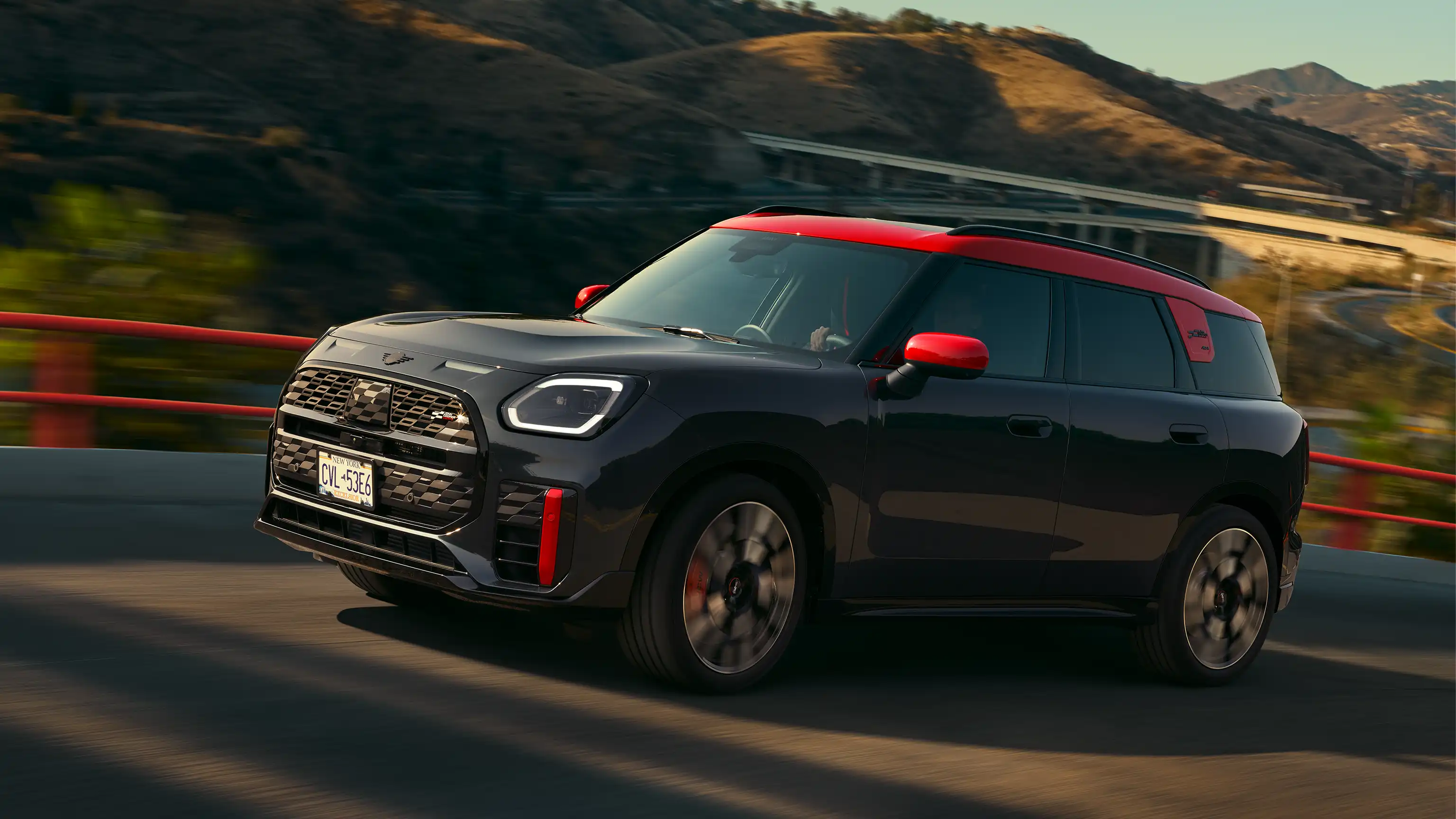 منظر جانبي للسيارة MINI John Cooper Works طراز - U25 JCW