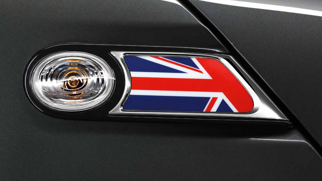 MINI side scuttles Union Jack