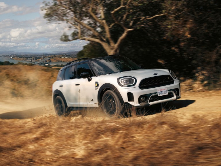 MINI Plug-In Hybrid – green and black – space 