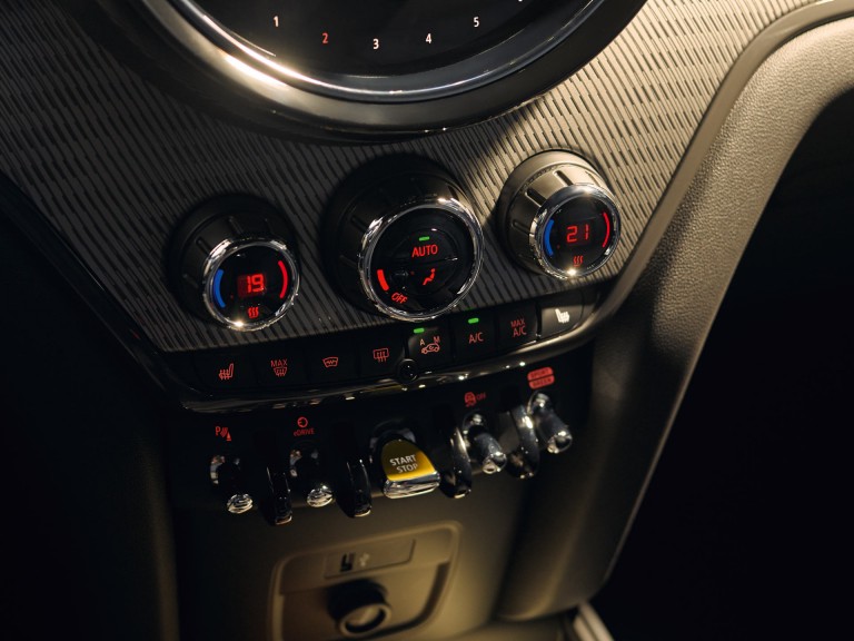 MINI PHEV – interior – yellow accents