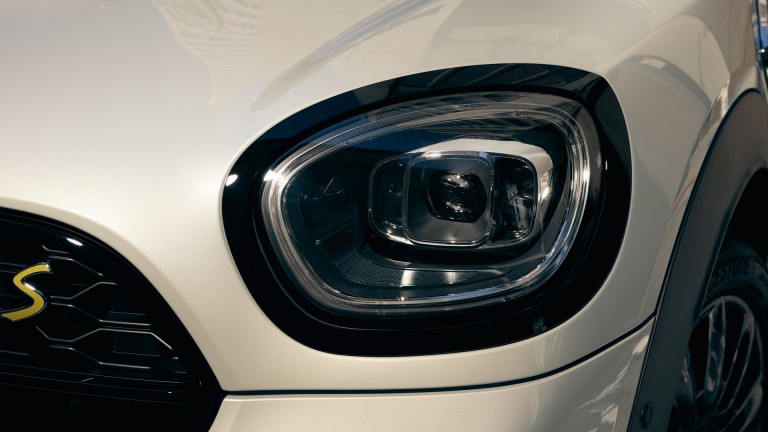 New MINI Cooper SE Countryman  – adaptive front headlights – matrix technology