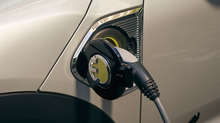 MINI PHEV – side scuttles – charging port yellow